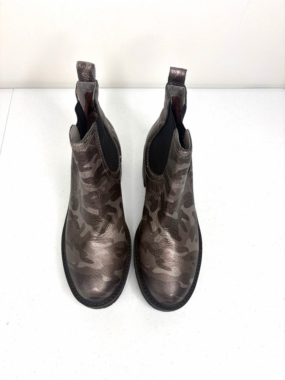 Linea Paolo Tate Lug Sole Chelsea Boots Women's Sz 9 Metallic Camo *runs small